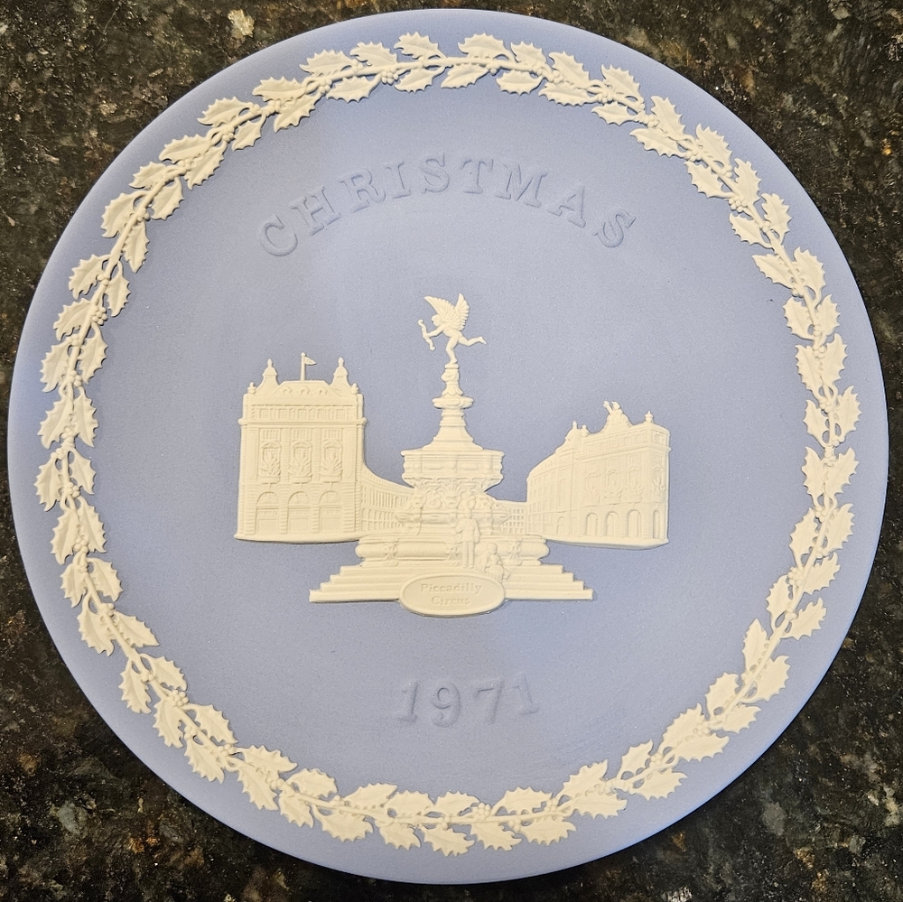 1971 WEDGWOOD BLUE JASPER  Piccadilly Circus Collector Plate Holiday Vintage